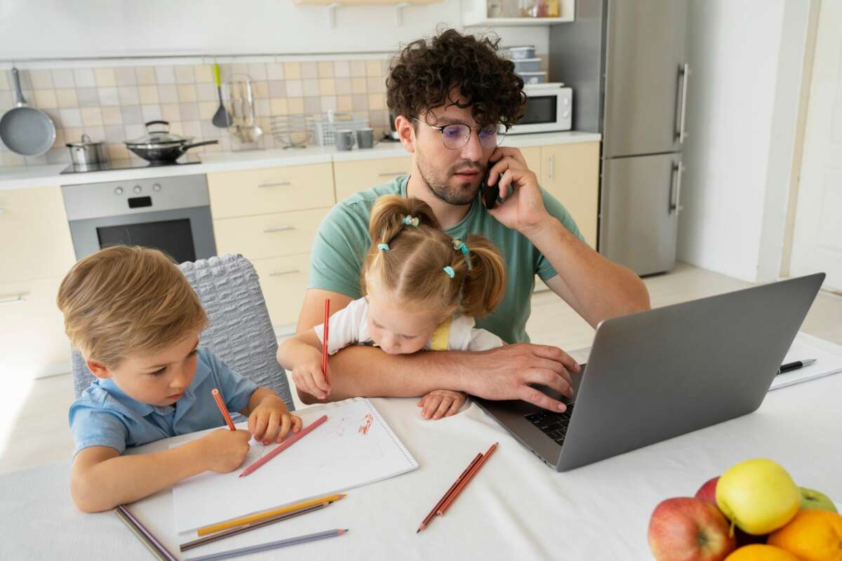 Un padre trata de conciliar su vida laboral y familiar. Ayuda. Foto: Freepik.