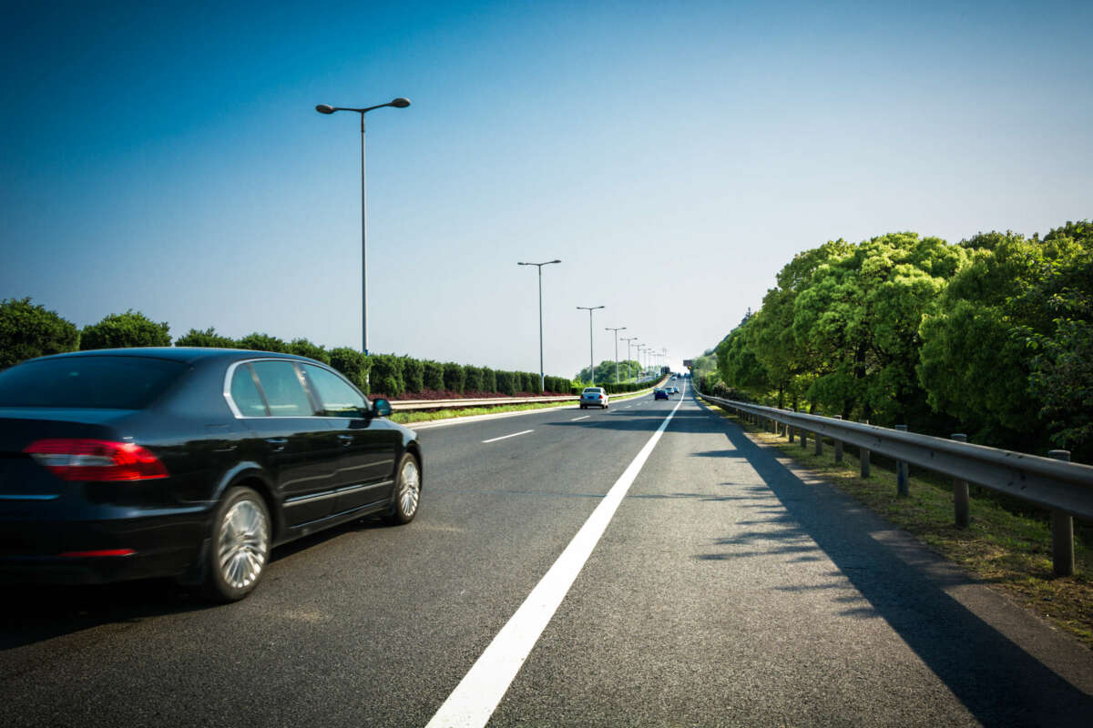 Un coche en una carretera.