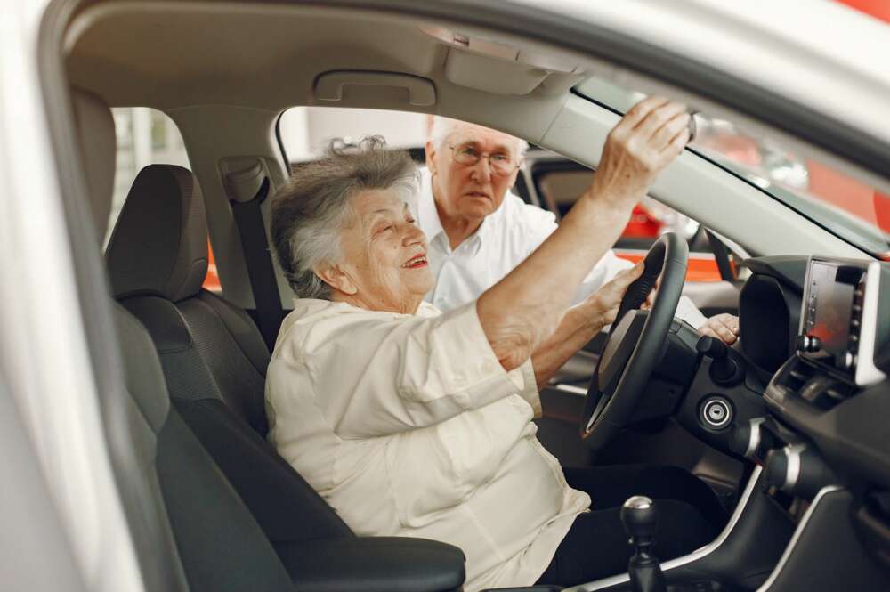 Una conductora de edad avanzada prepara el coche para conducir. carnet de conducir. Foto: Freepik.