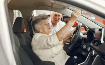 Una conductora de edad avanzada prepara el coche para conducir. carnet de conducir. Foto: Freepik.