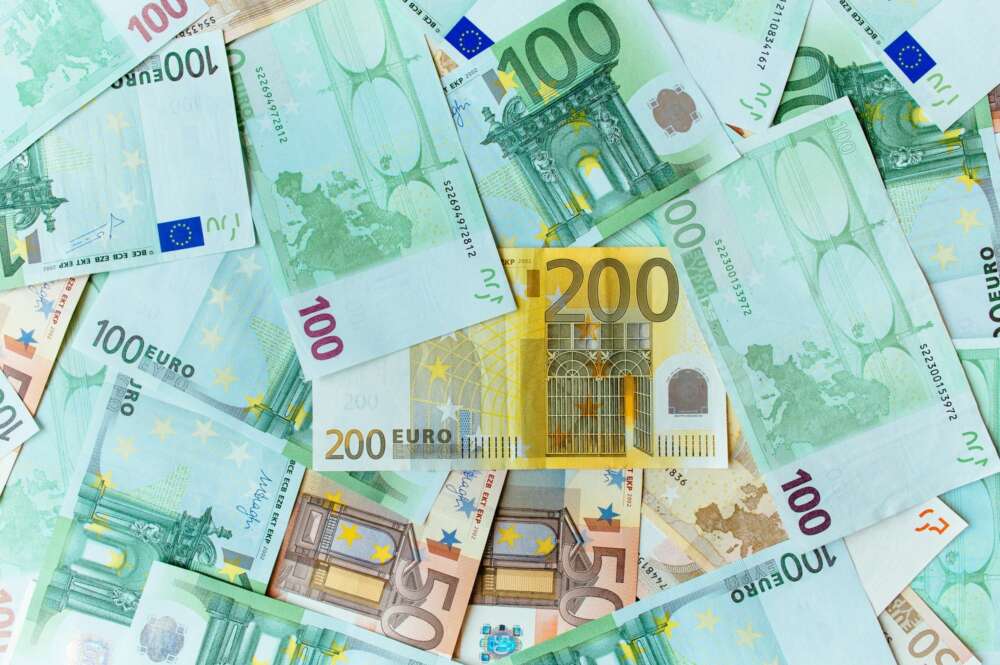 Un conjunto de billetes de 50, 100 y 200 euros. Foto: Freepik.