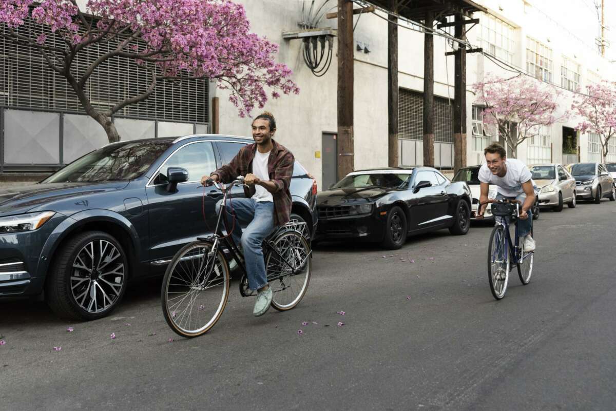 Dos hombres conducen una bicicleta. DGT. Foto: Freepik.