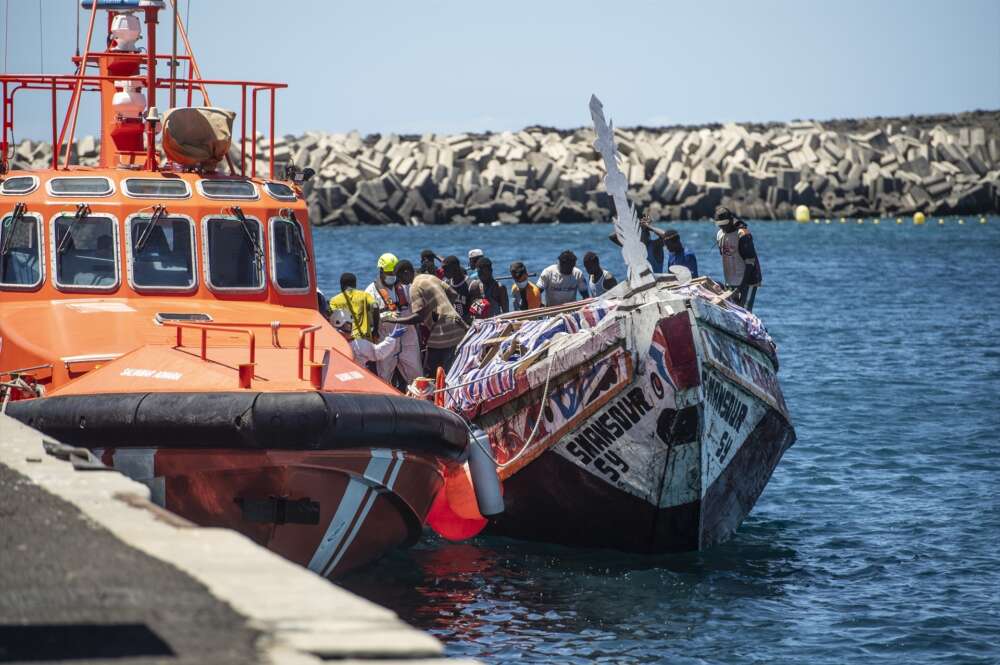 Varios migrantes desembarcan de un cayuco, en El Hierro, Canarias. Foto: Antonio Sempere / Europa Press