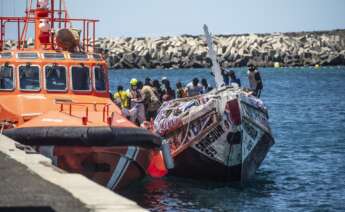 Varios migrantes desembarcan de un cayuco, en El Hierro, Canarias. Foto: Antonio Sempere / Europa Press