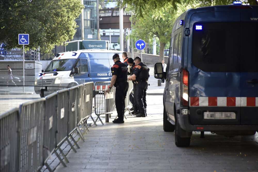 Agentes de los Mossos d'Esquadra en las inmediaciones de la Ciutat de la Justicia de Barcelona. Foto: David Oller / Europa Press