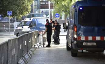 Agentes de los Mossos d'Esquadra en las inmediaciones de la Ciutat de la Justicia de Barcelona. Foto: David Oller / Europa Press