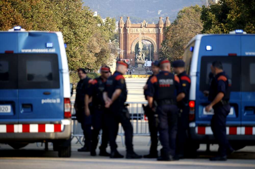 Agentes de los Mossos d'Esquadra y varias personas en las inmediaciones del Parlament de Cataluña, en el Parc de la Ciutadella. Foto: Kike Rincón / Europa Press