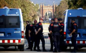 Agentes de los Mossos d'Esquadra y varias personas en las inmediaciones del Parlament de Cataluña, en el Parc de la Ciutadella. Foto: Kike Rincón / Europa Press