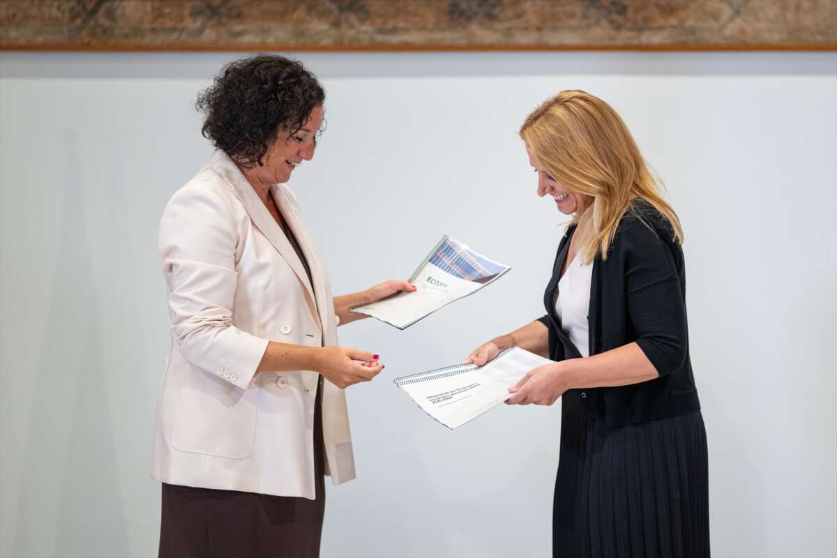 La nueva consellera de Economía y Hacienda, Alícia Romero, recibe la cartera de la exconsellera Natàlia Mas. Foto: Lorena Sopêna / Europa Press