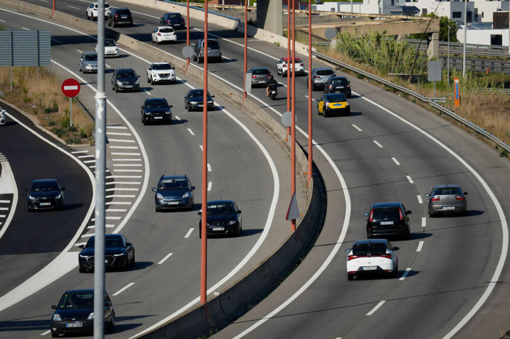 BARCELONA, 30/07/2022.- Tráfico en la B-20 este sábado en Barcelona, ciudad donde se calcula que cerca de 40.000 vehículos han salido ya de la localidad catalana con motivo de la operación salida. EFE/Enric Fontcuberta