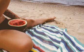 Comer en la playa podría conllevar muchos más riesgos de los que crees.