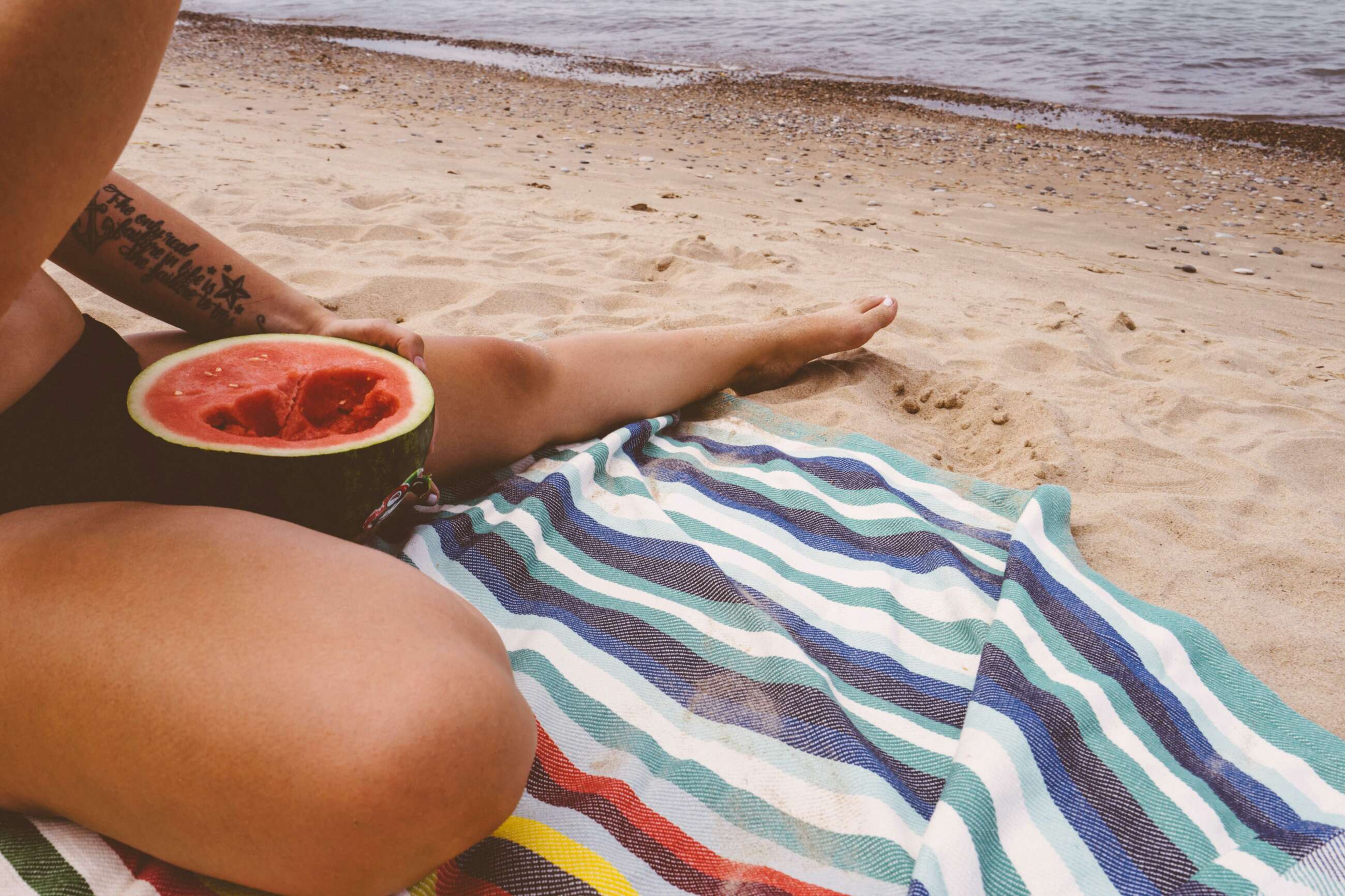 Comer en la playa podría conllevar muchos más riesgos de los que crees.