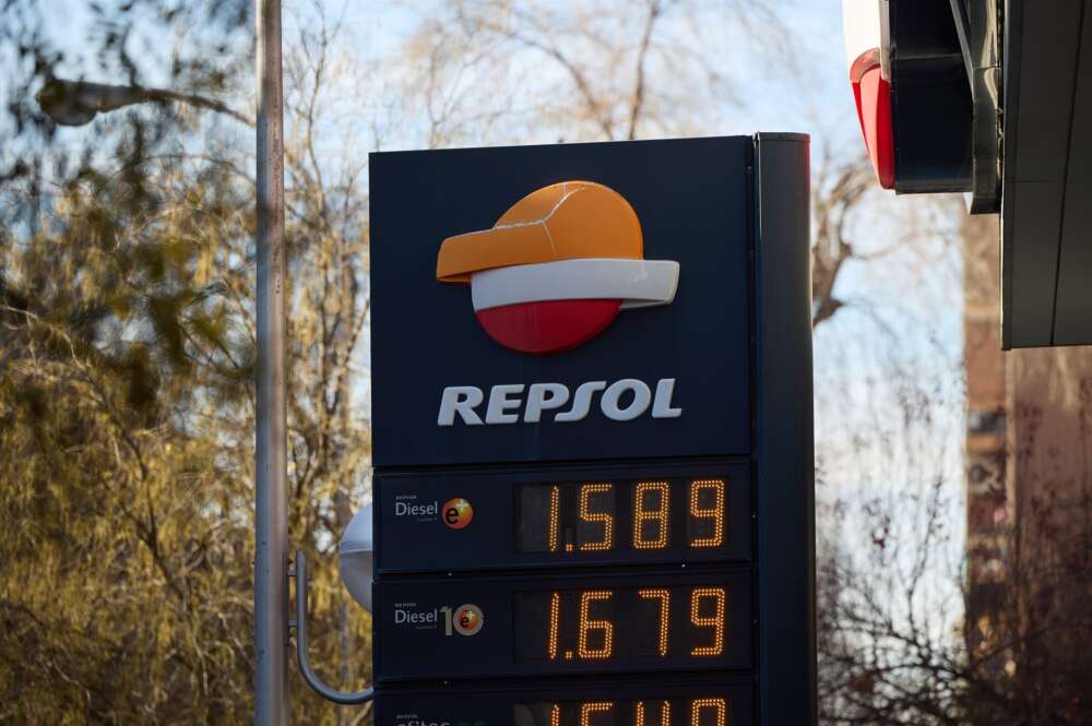 Precios en una gasolinera de Repsol, a 27 de diciembre de 2023, en Madrid (España). La Comisión Nacional de los Mercados y la Competencia (CNMC) ha abierto un expediente sancionador a Repsol por “aprovechar su posición de dominio” para encarecer el precio que cobra a sus competidores por adquirir el combustible en el mercado mayorista, mientras ofrece descuentos adicionales en carburantes a los clientes de sus estaciones de servicio a través de aplicaciones o de tarjetas de fidelización y pago. 27 DICIEMBRE 2023;CNMC;COMPETENCIA;SANCIÓN;EXPEDIENTE;ILEGALIDAD;DESCUENTOS;ENCARECIMIENTO;GASOLINA;CARBURANTE;HIDROCARBUROS;COMBUSTIBLE;RECURSOS;EDIFICIO;FACHADA;REPSOL Jesús Hellín / Europa Press (Foto de ARCHIVO) 27/12/2023