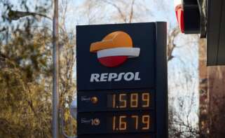 Precios en una gasolinera de Repsol, a 27 de diciembre de 2023, en Madrid (España). La Comisión Nacional de los Mercados y la Competencia (CNMC) ha abierto un expediente sancionador a Repsol por “aprovechar su posición de dominio” para encarecer el precio que cobra a sus competidores por adquirir el combustible en el mercado mayorista, mientras ofrece descuentos adicionales en carburantes a los clientes de sus estaciones de servicio a través de aplicaciones o de tarjetas de fidelización y pago. 27 DICIEMBRE 2023;CNMC;COMPETENCIA;SANCIÓN;EXPEDIENTE;ILEGALIDAD;DESCUENTOS;ENCARECIMIENTO;GASOLINA;CARBURANTE;HIDROCARBUROS;COMBUSTIBLE;RECURSOS;EDIFICIO;FACHADA;REPSOL Jesús Hellín / Europa Press (Foto de ARCHIVO) 27/12/2023