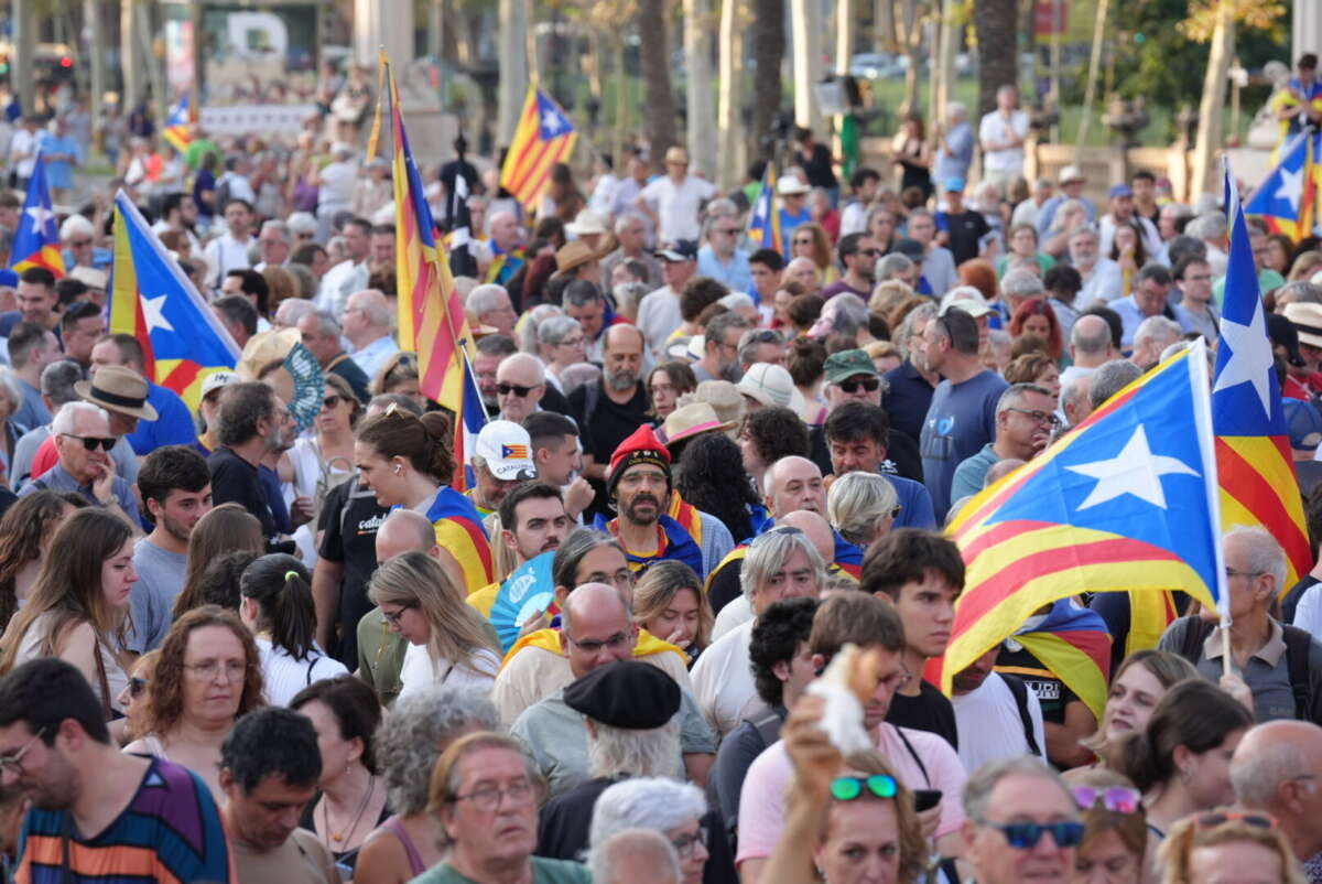 Decenas de personas durante una concentración para recibir al expresidente de la Generalitat Carles Puigdemont en el paseo Lluís Companys. Foto: David Zorrakino / Europa Press