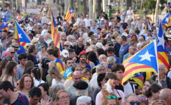 Decenas de personas durante una concentración para recibir al expresidente de la Generalitat Carles Puigdemont en el paseo Lluís Companys. Foto: David Zorrakino / Europa Press