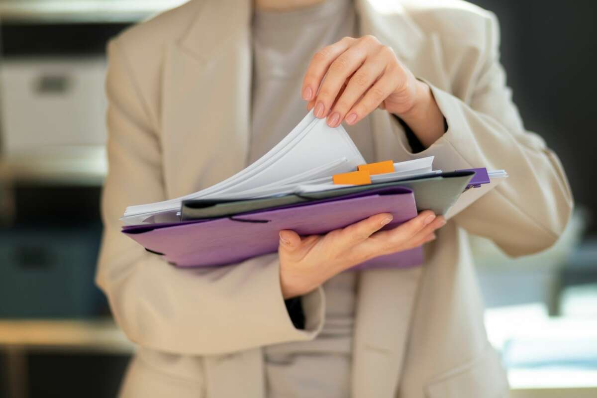 Una mujer consulta los requisitos. ingreso mínimo vital. Foto: Freepik.