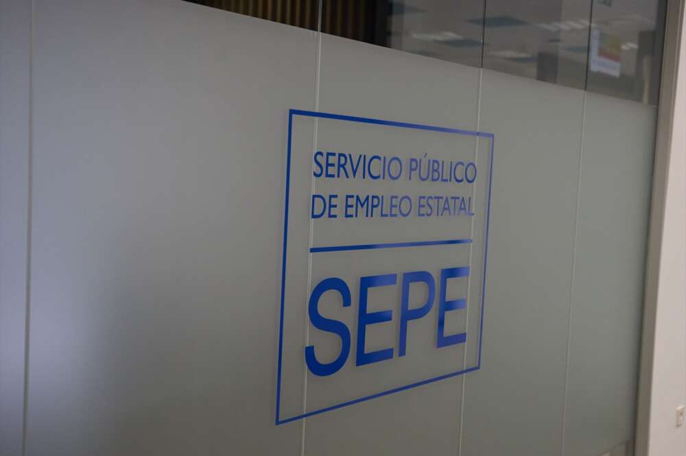 Un logo del SEPE de la oficina de empleo del SEPE del Barrio del Pilar, a 2 de abril de 2024, en Madrid (España). El número de parados registrados en las oficinas de los servicios públicos de empleo bajó en 33.405 personas en marzo en relación al mes anterior, lo que supone un descenso del 1,2% en términos porcentuales, según datos publicados este martes por el Ministerio de Trabajo y Economía Social. Asimismo, la Seguridad Social ganó una media de 193.585 cotizantes en marzo respecto al mes anterior (+0,9%), su segunda mayor alza en este mes de toda la serie histórica. 02 ABRIL 2024;MADRID;OFICINA DE EMPLEO;PARO Jesús Hellín / Europa Press (Foto de ARCHIVO) 01/4/2024