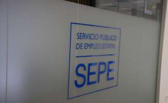 Un logo del SEPE de la oficina de empleo del SEPE del Barrio del Pilar, a 2 de abril de 2024, en Madrid (España). El número de parados registrados en las oficinas de los servicios públicos de empleo bajó en 33.405 personas en marzo en relación al mes anterior, lo que supone un descenso del 1,2% en términos porcentuales, según datos publicados este martes por el Ministerio de Trabajo y Economía Social. Asimismo, la Seguridad Social ganó una media de 193.585 cotizantes en marzo respecto al mes anterior (+0,9%), su segunda mayor alza en este mes de toda la serie histórica. 02 ABRIL 2024;MADRID;OFICINA DE EMPLEO;PARO Jesús Hellín / Europa Press (Foto de ARCHIVO) 01/4/2024