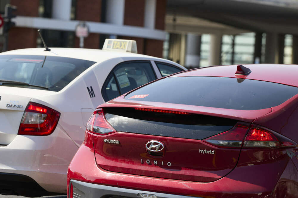 Un taxi en la zona de Atocha, a 24 de agosto de 2023, en Madrid (España). El Tribunal Supremo ha rechazado un recurso presentado por Vector Ronda, una filial de la plataforma Cabify, que solicitaba al Estado una indemnización de 237,5 millones de euros por la aprobación en 2018 por parte del Gobierno de un decreto, el ‘decreto Ábalos’, que traspasaba a las comunidades autónomas y a los ayuntamientos las competencias de las licencias de los VTC en materia urbana, de forma que las licencias estatales a partir de septiembre de 2022 solo habilitaban para realizar servicios de transporte interurbano. 24 AGOSTO 2023;VTC;CABIBY;SUPREMO;TAXI PRIVADO;UBER Jesús Hellín / Europa Press (Foto de ARCHIVO) 24/8/2023