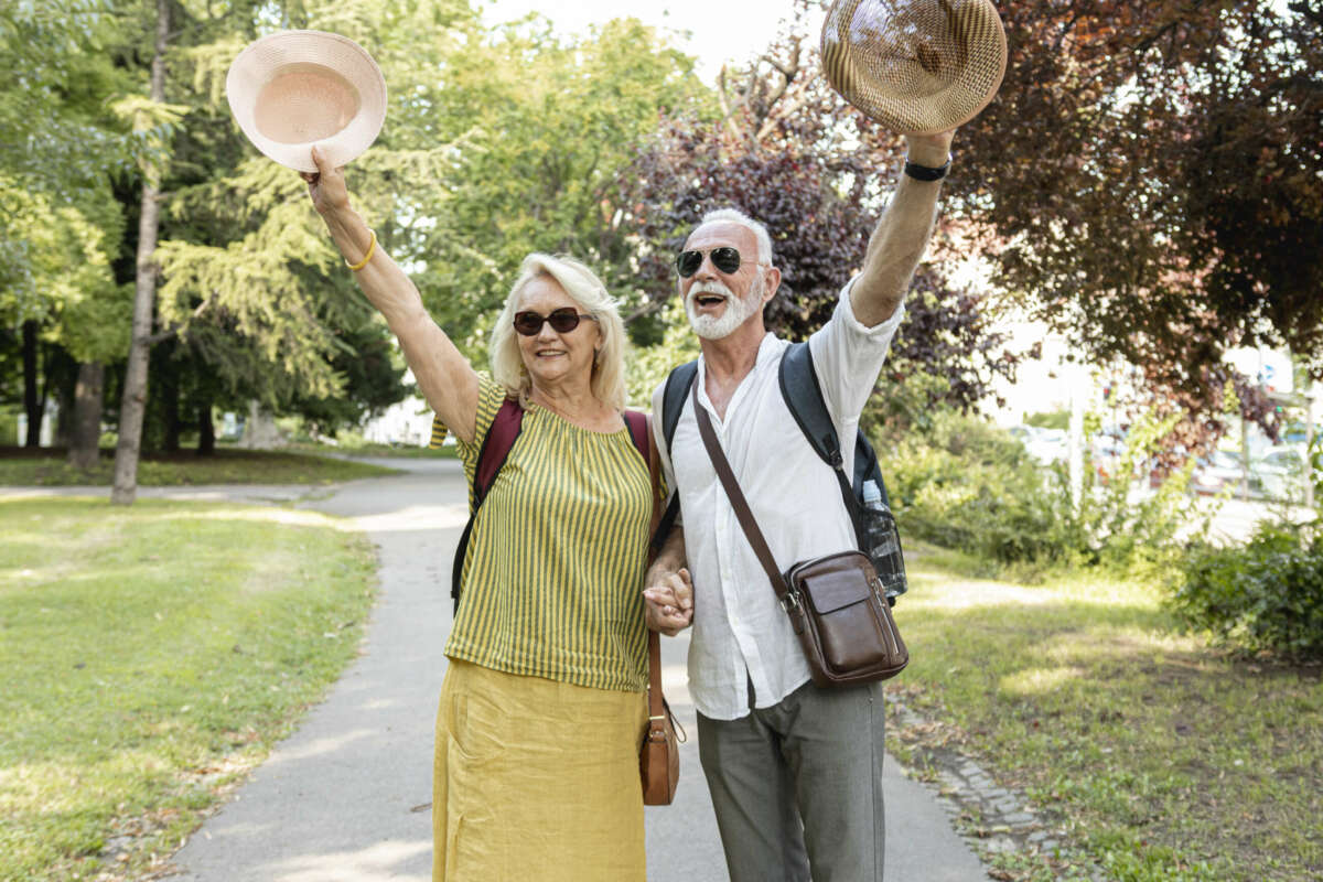 Una pareja de jubilados en un viaje del Imserso.