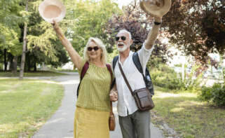 Una pareja de jubilados en un viaje del Imserso.