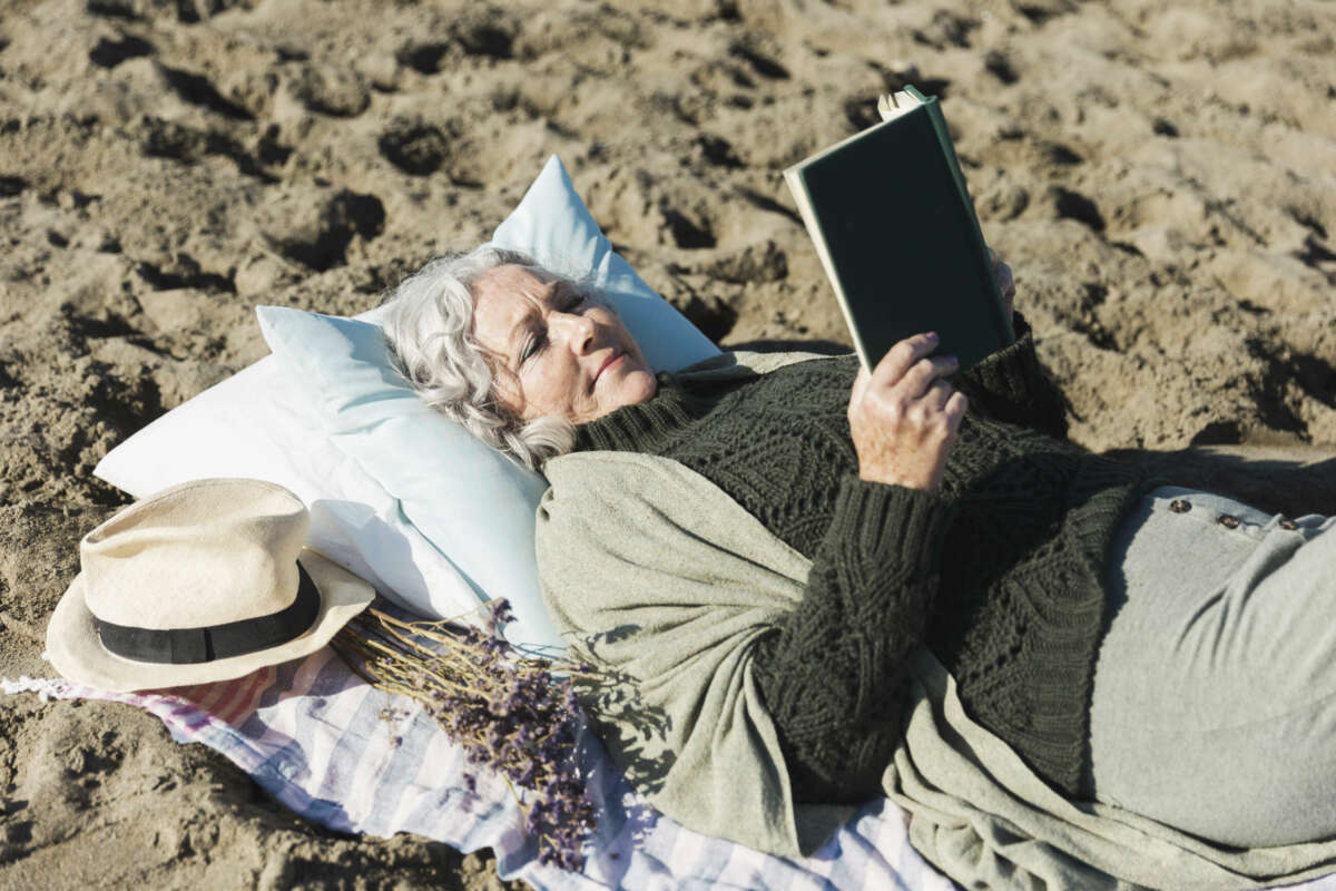 Una mujer en un destino de playa.