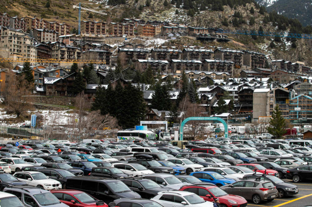 (Foto de ARCHIVO) Parking lleno en la estación de esquí de Grandvalira, a 8 de diciembre de 2022, en Andorra. Grandvalira es la estación de esquí más grande de Andorra, ofrece 210 kilómetros, repartidos en 139 pistas, para disfrutar de los deportes de invierno al aire libre, en especial el esquí y el snowboard. Las pistas de esta estación, en el corazón de los Pirineos, acogen habitualmente pruebas de esquí de nivel internacional. Para esta temporada Grandvalira Resorts Andorra ha invertido 17,5 millones de euros en total, 12,5 millones destinados a la pista de Grandvalira. Con esta inversión se han mejorado pistas, infraestructuras, instalaciones y se ha diversificado la oferta de restauración. 2,5 millones de euros se han invertido en autoproducción de energía renovable y medidas de ahorro energético. Marc Trilla / Europa Press 08 DICIEMBRE 2022;TURISMO;DEPORTE DE INVIERNO;NIEVE;MONTAÑA;PIRINEOS;APARCAMIENTO;CASAS;COCHES 08/12/2022