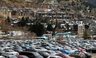 (Foto de ARCHIVO) Parking lleno en la estación de esquí de Grandvalira, a 8 de diciembre de 2022, en Andorra. Grandvalira es la estación de esquí más grande de Andorra, ofrece 210 kilómetros, repartidos en 139 pistas, para disfrutar de los deportes de invierno al aire libre, en especial el esquí y el snowboard. Las pistas de esta estación, en el corazón de los Pirineos, acogen habitualmente pruebas de esquí de nivel internacional. Para esta temporada Grandvalira Resorts Andorra ha invertido 17,5 millones de euros en total, 12,5 millones destinados a la pista de Grandvalira. Con esta inversión se han mejorado pistas, infraestructuras, instalaciones y se ha diversificado la oferta de restauración. 2,5 millones de euros se han invertido en autoproducción de energía renovable y medidas de ahorro energético. Marc Trilla / Europa Press 08 DICIEMBRE 2022;TURISMO;DEPORTE DE INVIERNO;NIEVE;MONTAÑA;PIRINEOS;APARCAMIENTO;CASAS;COCHES 08/12/2022