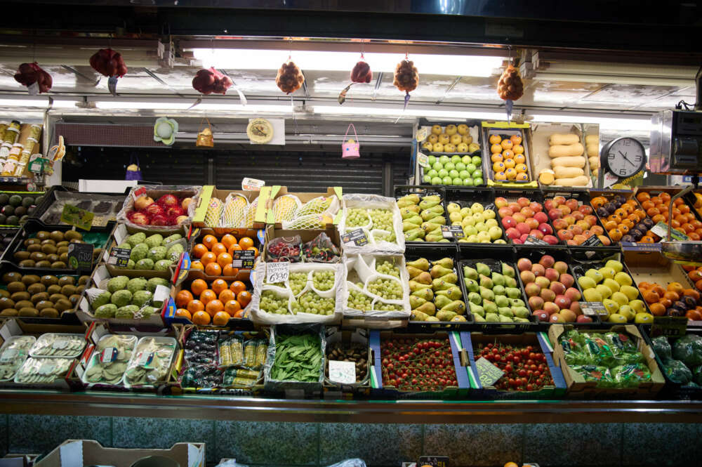 (Foto de ARCHIVO) Expositor de una frutería en un mercado, a 31 de diciembre de 2023, en Madrid (España). Las familias ultiman sus compras para despedir el año en la cena de Nochevieja y la celebración de la entrada del año con las tradicionales doce uvas. A la subida de precios, típica de estas fechas, de los alimentos frescos, se suma la inflación, que hace que la cesta de la compra finalice el año más cara que años anteriores. Jesús Hellín / Europa Press 31 DICIEMBRE 2023;COMPRA;CESTA DE LA COMPRA;FRUTA;VERDURA;UVAS;NOCHE VIEJA 31/12/2023