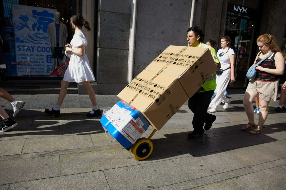 (Foto de ARCHIVO) Un repartidor trabajando al sol, a 18 de julio de 2024, en Madrid (España). Las temperaturas extremas, la radiación, los episodios de polvo sahariano y otras condiciones climáticas influyen en las condiciones de trabajo en España. Por ello, el año 2023 cerró con un aumento del 24% de los accidentes laborales por calor. Así lo indica un estudio sobre accidentalidad laboral en el año 2023 que ha elaborado el sindicato UGT. Desde este han recordado que el año pasado fue uno de los más cálidos registrados, lo que provocó que 3.009 personas murieran. Jesús Hellín / Europa Press 18/7/2024