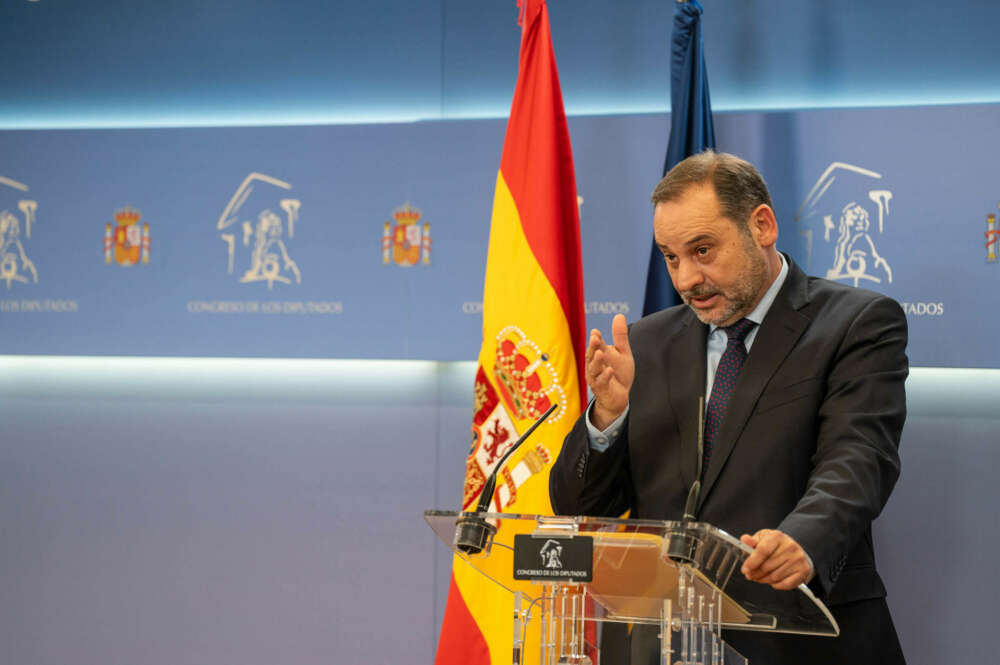 El diputado del Grupo Mixto José Luis Ábalos, durante una rueda de prensa, en el Congreso de los Diputados, a 24 de julio de 2024, en Madrid (España). El exministro y exdirigente socialista José Luis Ábalos va a presentar una denuncia ante la Fiscalía por una supuesta revelación de secretos y de comunicaciones con la petición de que se investigue a los responsables. La comparecencia es un día después de que la Mesa del Congreso le solicitara reformular las preguntas que dirigió al Gobierno para su respuesta por escrito con el fin de averiguar si él y personas de su entorno fueron objeto de espionaje irregular por parte de las Fuerzas de Seguridad del Estado. Matias Chiofalo / Europa Press (Foto de ARCHIVO) 24/7/2024