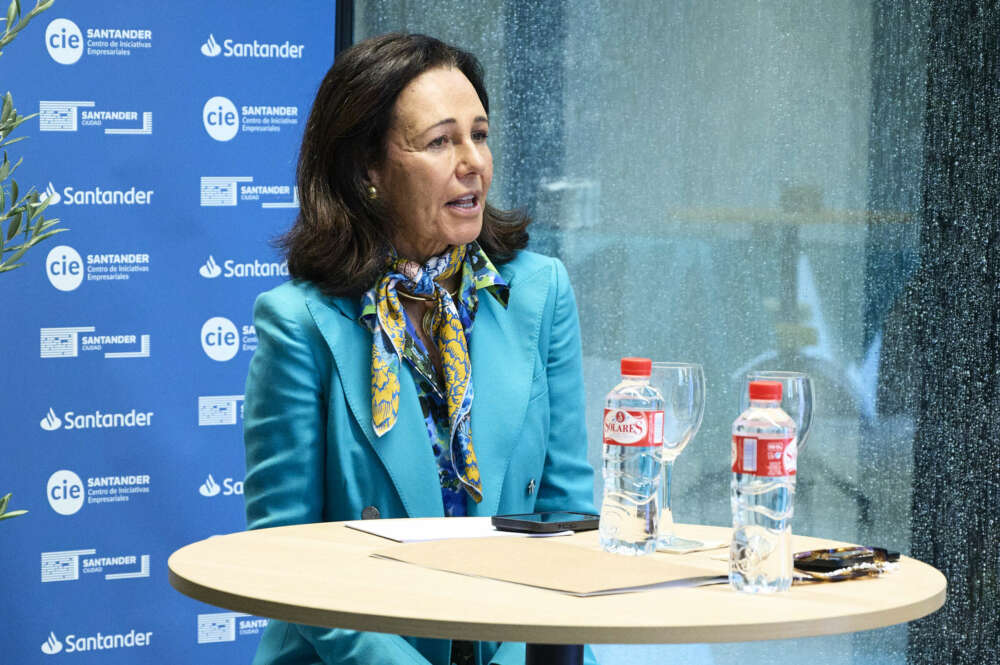 (Foto de ARCHIVO) La alcaldesa, Gema Igual, y la presidenta de Banco Santander, Ana Botín, durante la inauguración del nuevo Centro de Iniciativas Empresariales (CIE), a 4 de septiembre de 2024, en Santander, Cantabria (España). El Centro de Iniciativas Empresariales (CIE) es una estructura de acogida temporal, pensada para ubicar a empresas en sus primeros pasos en el mercado, acompañarlas y prestarles determinados servicios adaptados a las necesidades de cada proyecto empresarial. Cuenta con locales y despachos destinados a albergar empresas de reciente creación y proyectos de autoempleo que puedan contribuir al desarrollo de la ciudad. César Ortiz / Europa Press 04/9/2024