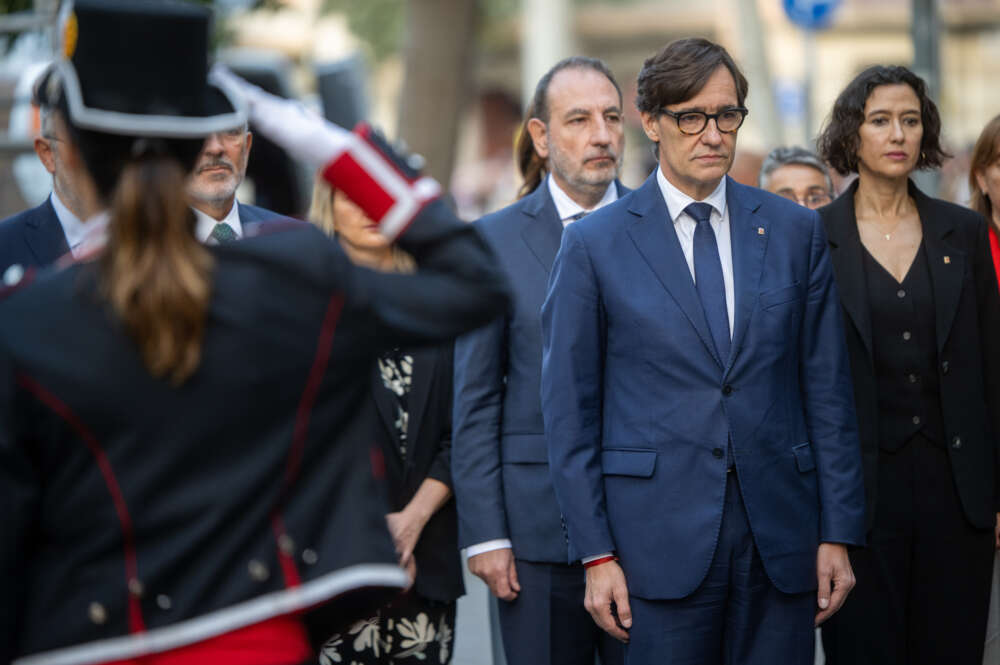 El presidente de la Generalitat de Cataluña, Salvador Illa, llega a la ofrenda floral al monumento de Rafael Casanova, con motivo de la Diada, en la Ronda de Sant Pere-Alí Bei, a 11 de septiembre de 2024, en Barcelona, Catalunya (España). La jornada de la Diada en Cataluña comienza con la ofrenda floral a Rafael Casanova, a la que se espera una comitiva de todas las instituciones y partidos, salvo PP y Vox. Además, hoy es el primer 11 de septiembre sin un presidente independentista al frente de la Generalitat desde hace 12 años y por tanto, no habrá representantes del Executiu en la manifestación soberanista. Lorena Sopêna / Europa Press 11 SEPTIEMBRE 2024;DIADA;INDEPENDENTISMO;CATALUÑA;RAFAEL CASANOVA: OFRENDA 11/9/2024