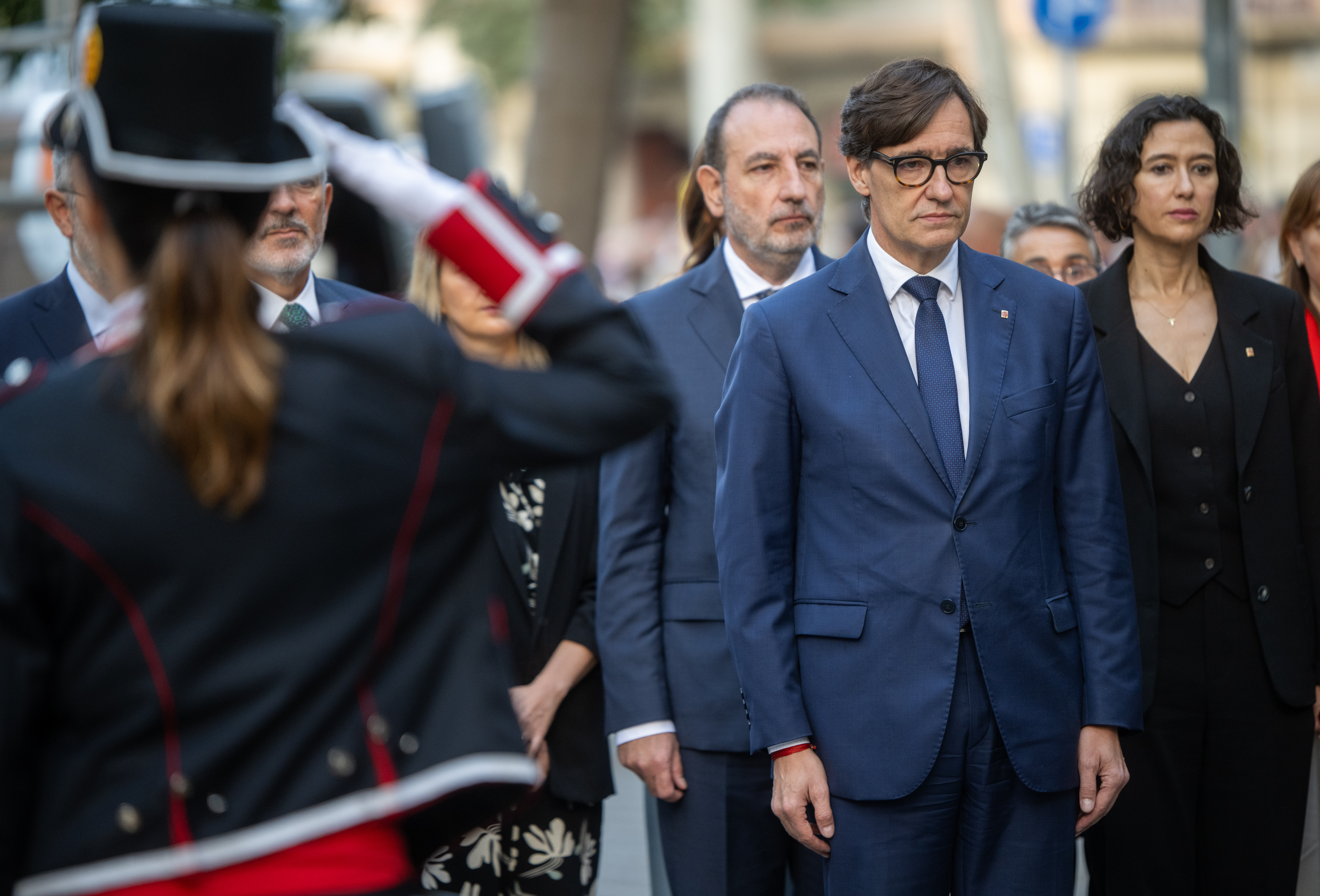 El presidente de la Generalitat de Cataluña, Salvador Illa, llega a la ofrenda floral al monumento de Rafael Casanova, con motivo de la Diada, en la Ronda de Sant Pere-Alí Bei, a 11 de septiembre de 2024, en Barcelona, Catalunya (España). La jornada de la Diada en Cataluña comienza con la ofrenda floral a Rafael Casanova, a la que se espera una comitiva de todas las instituciones y partidos, salvo PP y Vox. Además, hoy es el primer 11 de septiembre sin un presidente independentista al frente de la Generalitat desde hace 12 años y por tanto, no habrá representantes del Executiu en la manifestación soberanista. Lorena Sopêna / Europa Press 11 SEPTIEMBRE 2024;DIADA;INDEPENDENTISMO;CATALUÑA;RAFAEL CASANOVA: OFRENDA 11/9/2024