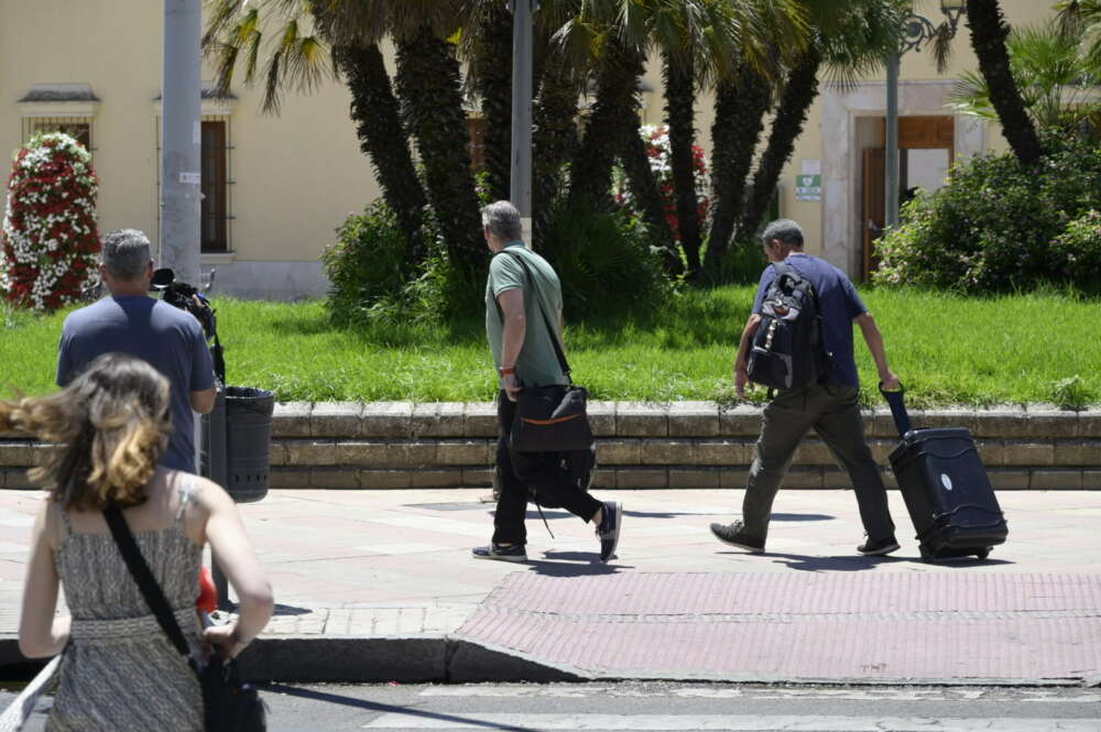 Agentes de la UCO salen de la Diputación de Badajoz tras el registro en el marco del proceso que se sigue contra el hermano de Pedro Sánchez, conocido como David Azagra. Foto: Andrés Rodríguez / Europa Press