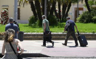 Agentes de la UCO salen de la Diputación de Badajoz tras el registro en el marco del proceso que se sigue contra el hermano de Pedro Sánchez, conocido como David Azagra. Foto: Andrés Rodríguez / Europa Press