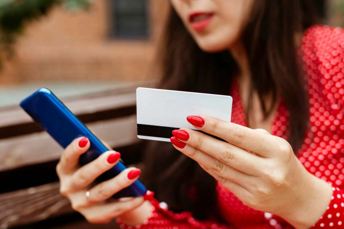 Una mujer realiza una operación con su tarjeta bancaria. Foto: Freepik.