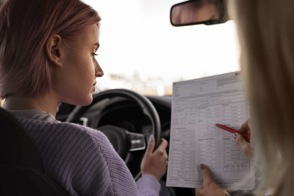 Una chica se examina del carnet de conducir de la DGT.