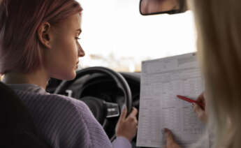 Una chica se examina del carnet de conducir de la DGT.