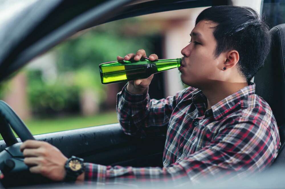 Un hombre bebe una cerveza. Foto: Freepik.