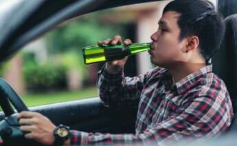 Un hombre bebe una cerveza. Foto: Freepik.