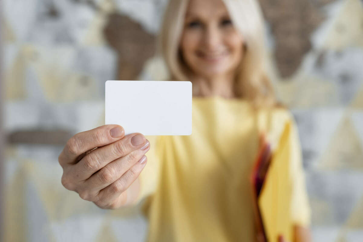 Una mujer sostiene una tarjeta. Abanca. Foto: Freepik.