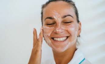 Mujer con crema hidratante de Mercadona