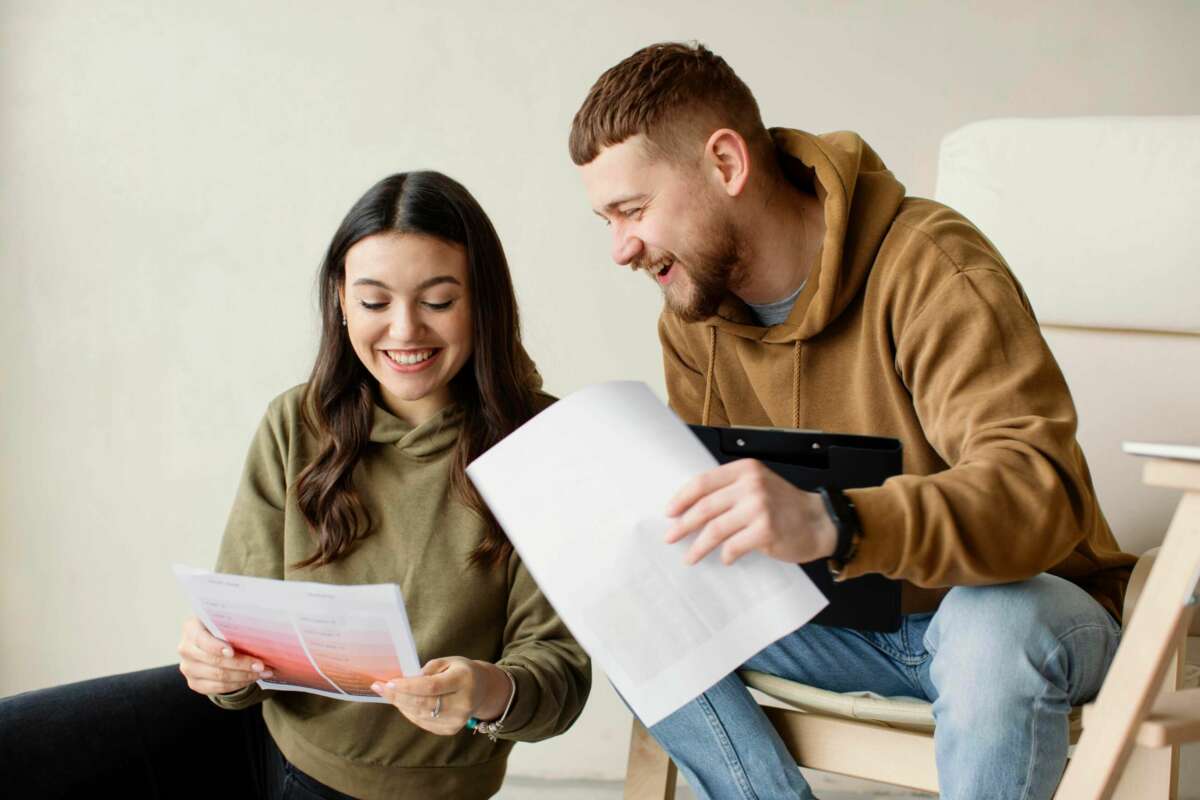 Una pareja tramita una hipoteca con Caixabank. Foto: Freepik.