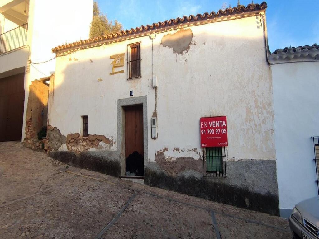 La vivienda de Hornachos requiere acometer una reforma antes de entrar a vivir. Foto: Altimira.