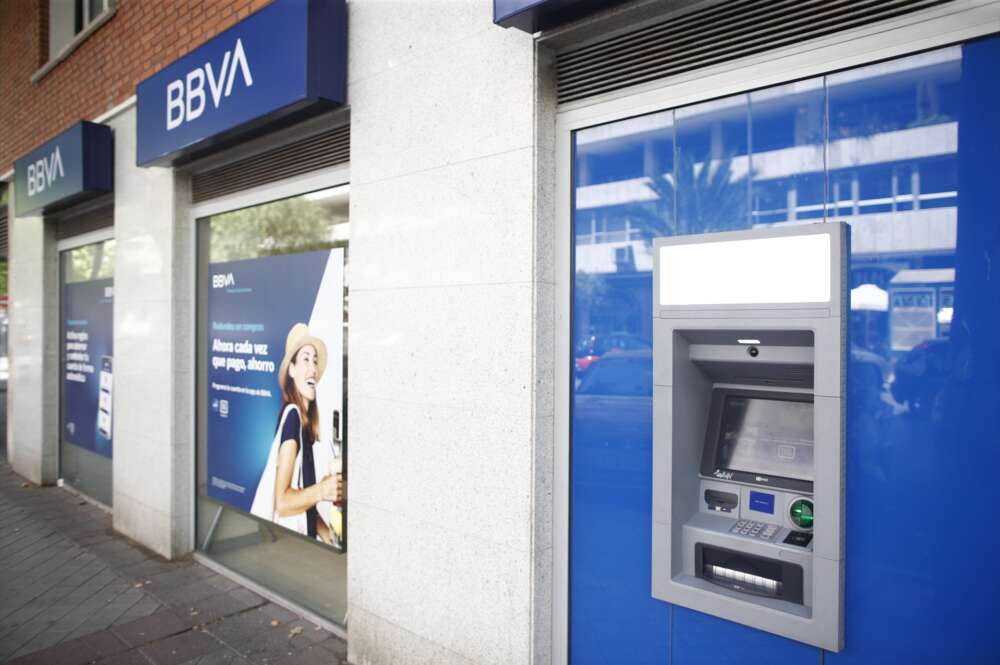 Imagen de una oficina y cajero del BBVA en Madrid