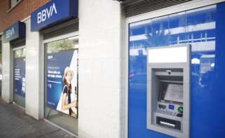 Imagen de una oficina y cajero del BBVA en Madrid