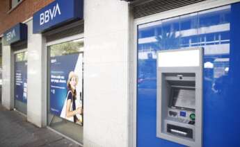 Imagen de una oficina y cajero del BBVA en Madrid