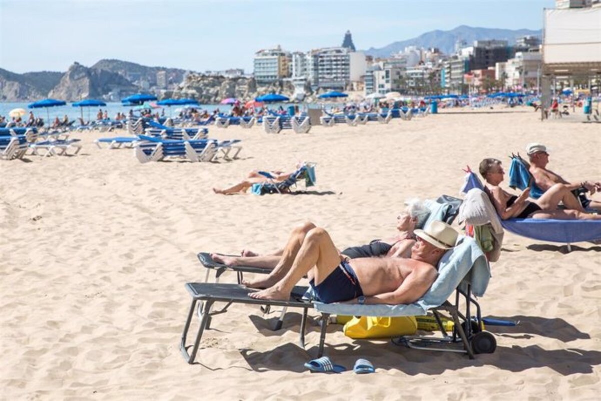 Una persona descansa en una playa.